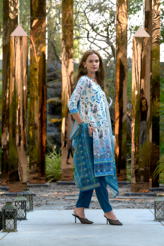 beautifully designed kurta set that seamlessly combines tradition with modern elegance.