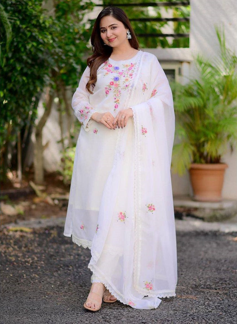 Beautifully designed that seamlessly combines tradition kurta set