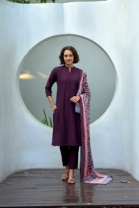 beautifully designed kurta set that seamlessly combines tradition with modern elegance.
