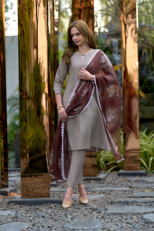 beautifully designed kurta set that seamlessly combines tradition with modern elegance.