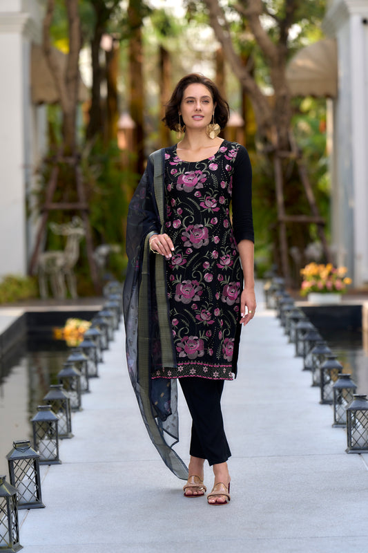 Beautifully designed kurta set that seamlessly combines tradition with modern elegance.