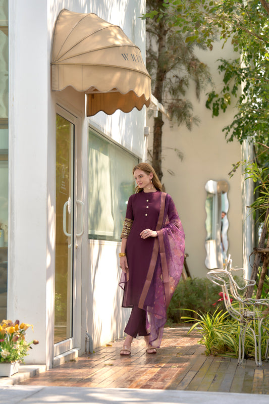 beautifully designed kurta set that seamlessly combines tradition with modern elegance.