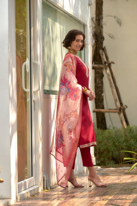 beautifully designed kurta set that seamlessly combines tradition with modern elegance.