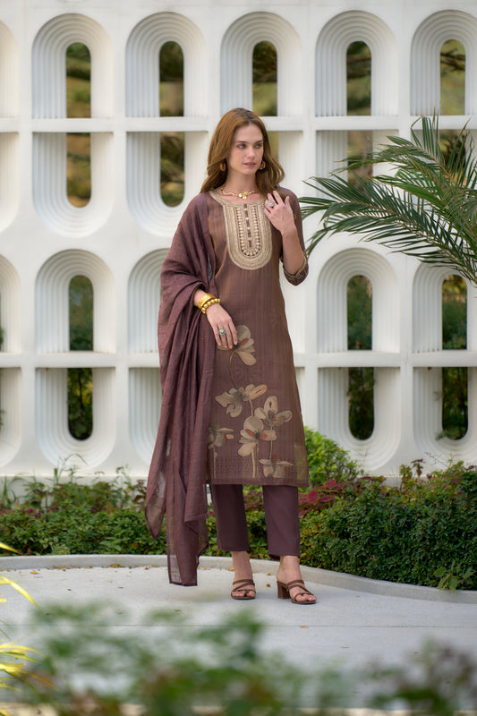 Beautifully designed kurta set that seamlessly combines tradition