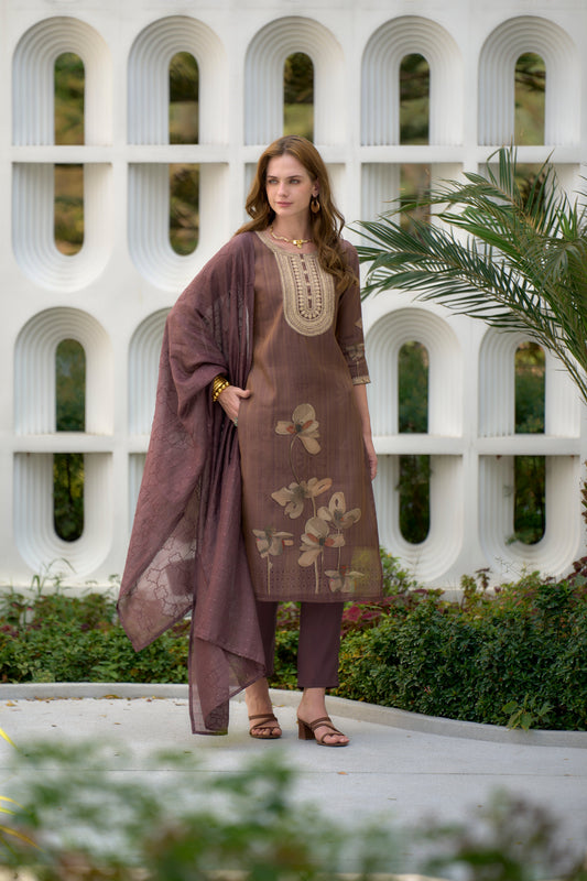 Beautifully designed kurta set that seamlessly combines tradition