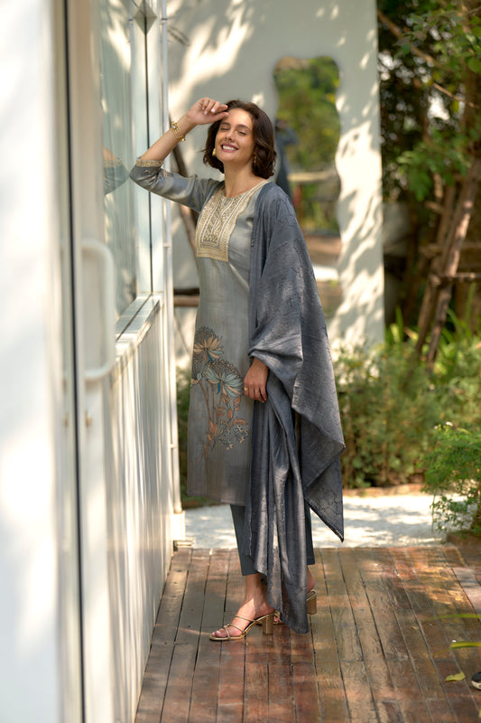 Beautifully designed kurta set that seamlessly combines tradition with modern elegance.