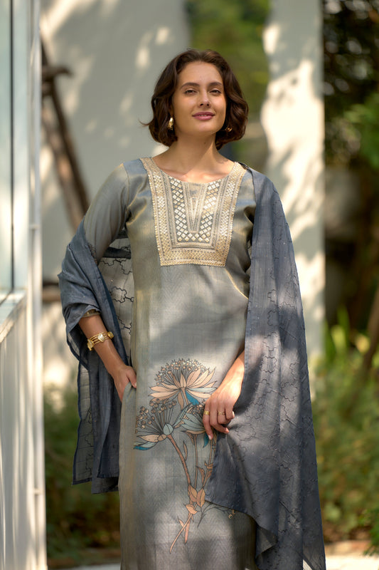 Beautifully designed kurta set that seamlessly combines tradition with modern elegance.