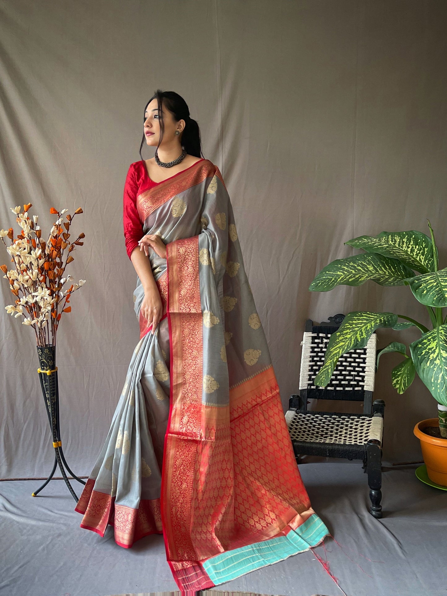 Grey Color Contrast Border And Pallu Linen Saree
