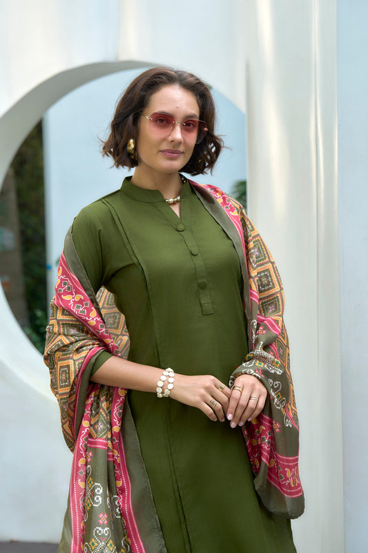 Elevate your ethnic wardrobe with this beautifully designed kurta set