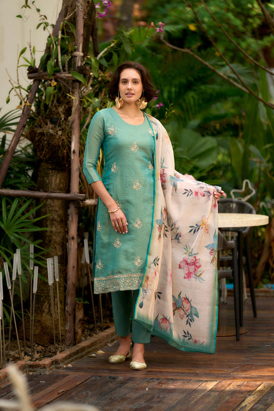 Elevate your ethnic wardrobe with this beautifully designed kurta set