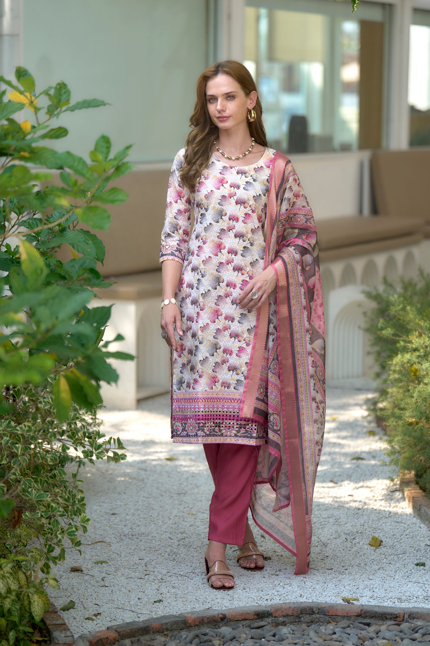 Elevate your ethnic wardrobe with this beautifully designed kurta set