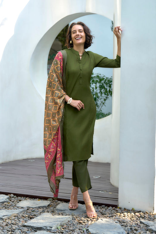 Elevate your ethnic wardrobe with this beautifully designed kurta set