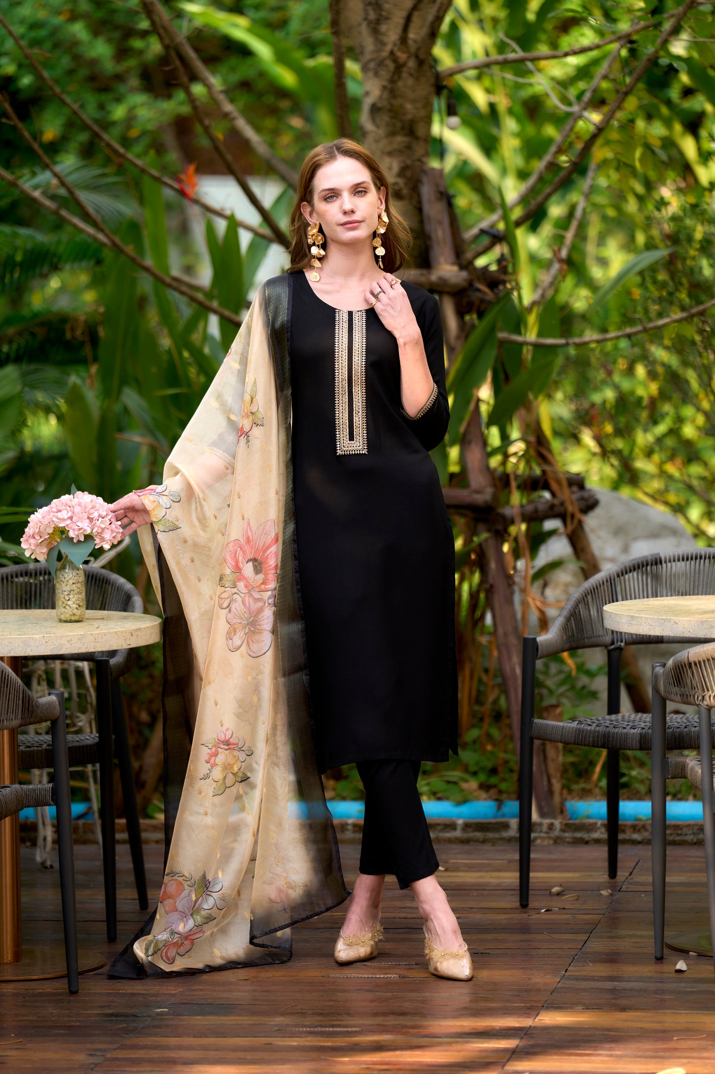 Elevate your ethnic wardrobe with this beautifully designed kurta set