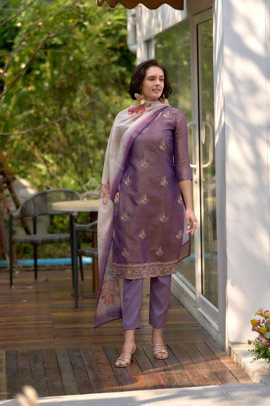 Beautifully designed kurta set that seamlessly combines tradition with modern elegance.