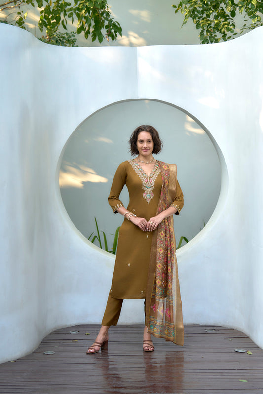 beautifully designed kurta set that seamlessly combines tradition with modern elegance.
