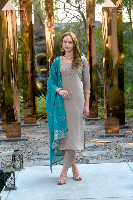 Elevate your ethnic wardrobe with this beautifully designed kurta set