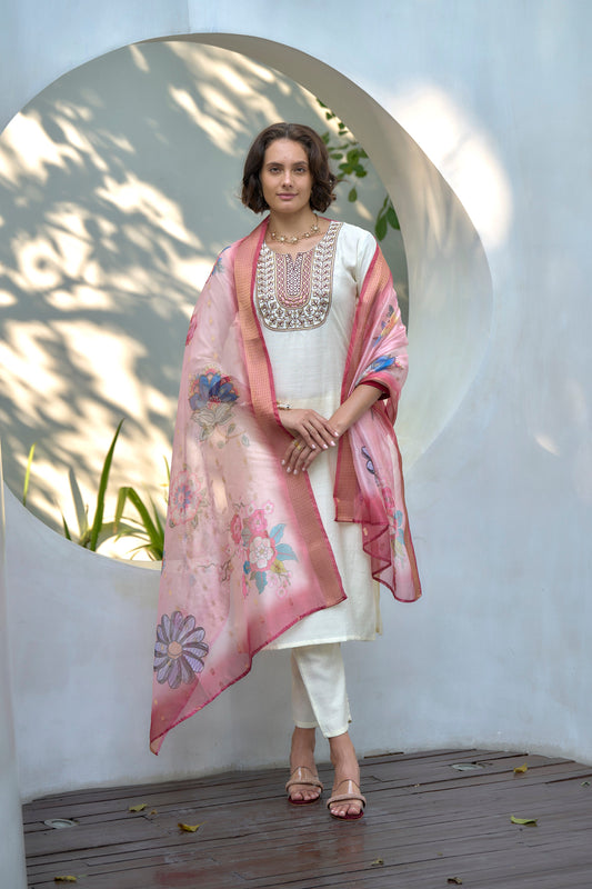 Beautifully designed kurta set that seamlessly combines tradition with modern elegance.
