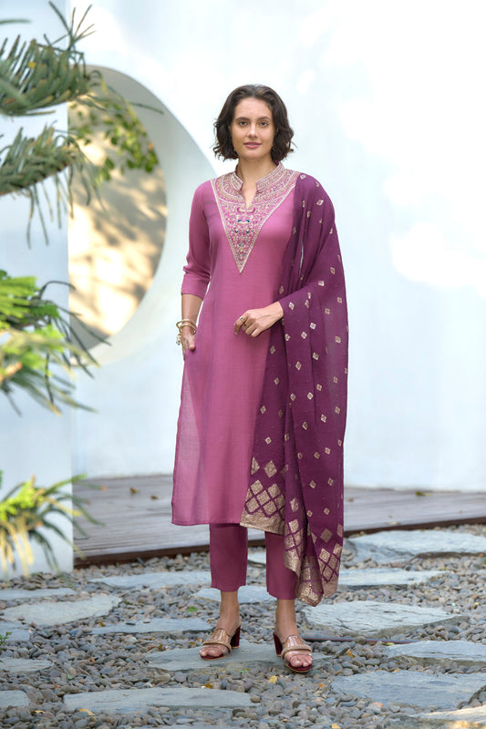 Elevate your ethnic wardrobe with this beautifully designed kurta set