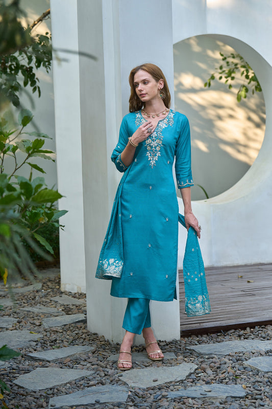 Elevate your ethnic wardrobe with this beautifully designed kurta set
