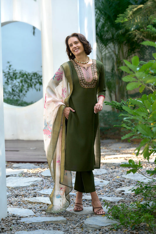 Elevate your ethnic wardrobe with this beautifully designed kurta set