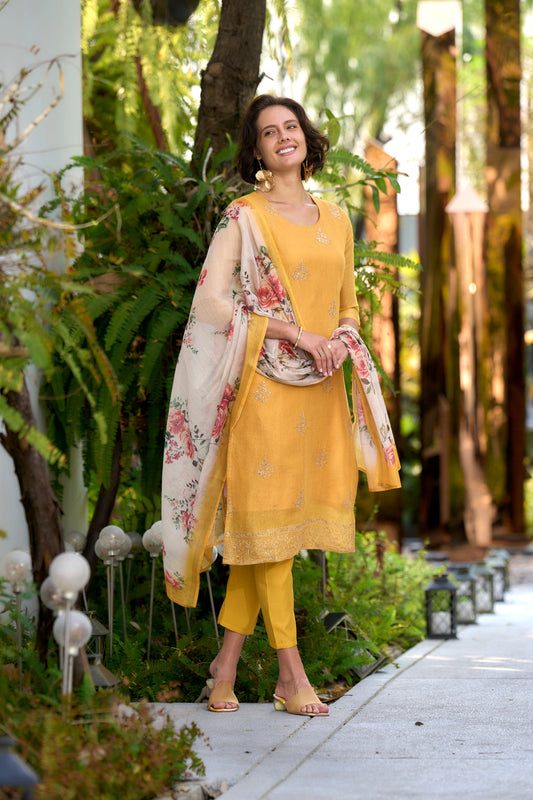 beautifully designed kurta set that seamlessly combines tradition with modern elegance.