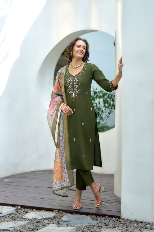 beautifully designed kurta set that seamlessly combines tradition with modern elegance.