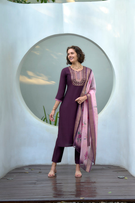 Elevate your ethnic wardrobe with this beautifully designed kurta set