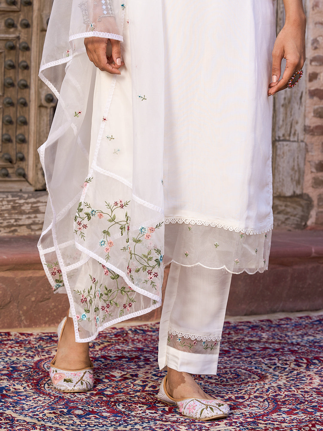 Elegent Beautifully designed that seamlessly combines tradition kurta set