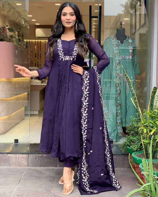 Beautifully designed that seamlessly combines tradition kurta set