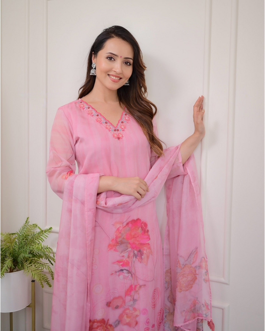 Elegent Beautifully designed that seamlessly combines tradition kurta set
