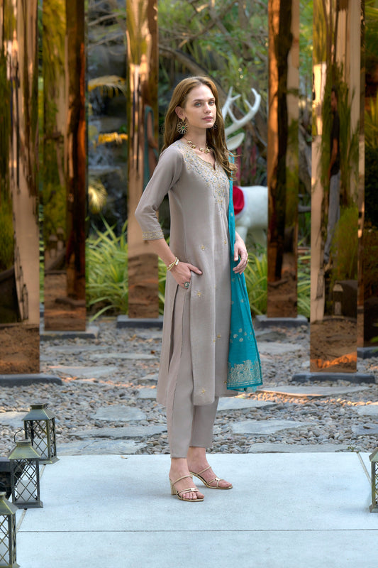 Elevate your ethnic wardrobe with this beautifully designed kurta set