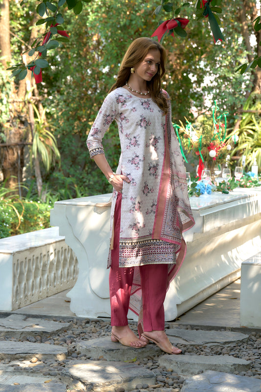 Elevate your ethnic wardrobe with this beautifully designed kurta set