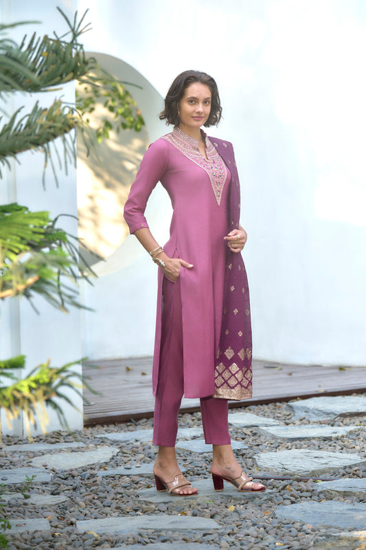 Elevate your ethnic wardrobe with this beautifully designed kurta set