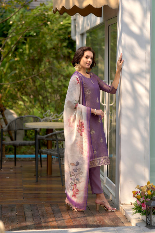 Beautifully designed kurta set that seamlessly combines tradition with modern elegance.