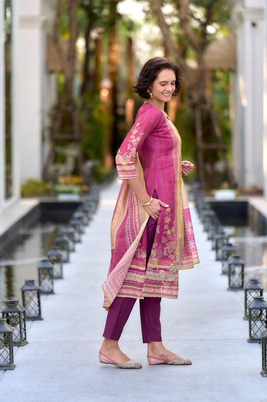 Elevate your ethnic wardrobe with this beautifully designed kurta set