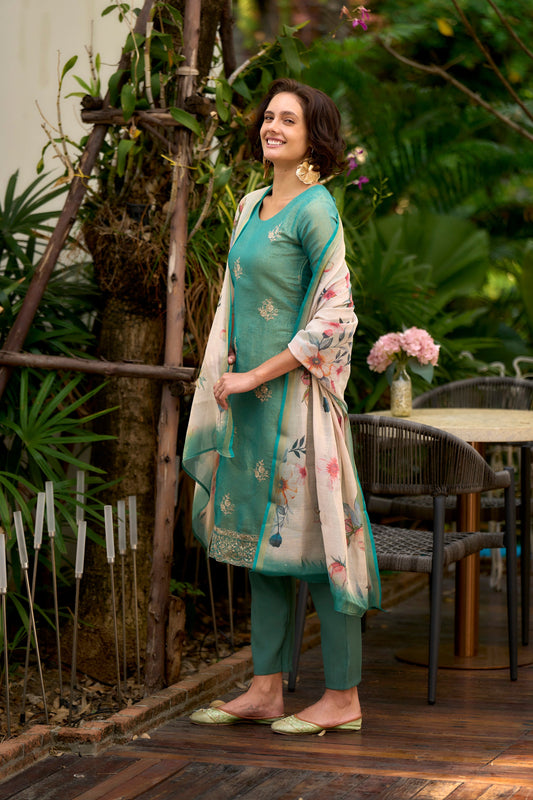 Elevate your ethnic wardrobe with this beautifully designed kurta set