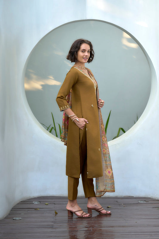 beautifully designed kurta set that seamlessly combines tradition with modern elegance.