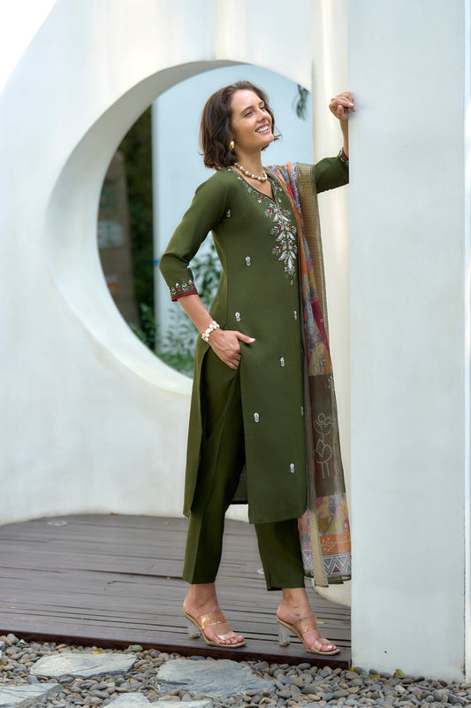 beautifully designed kurta set that seamlessly combines tradition with modern elegance.