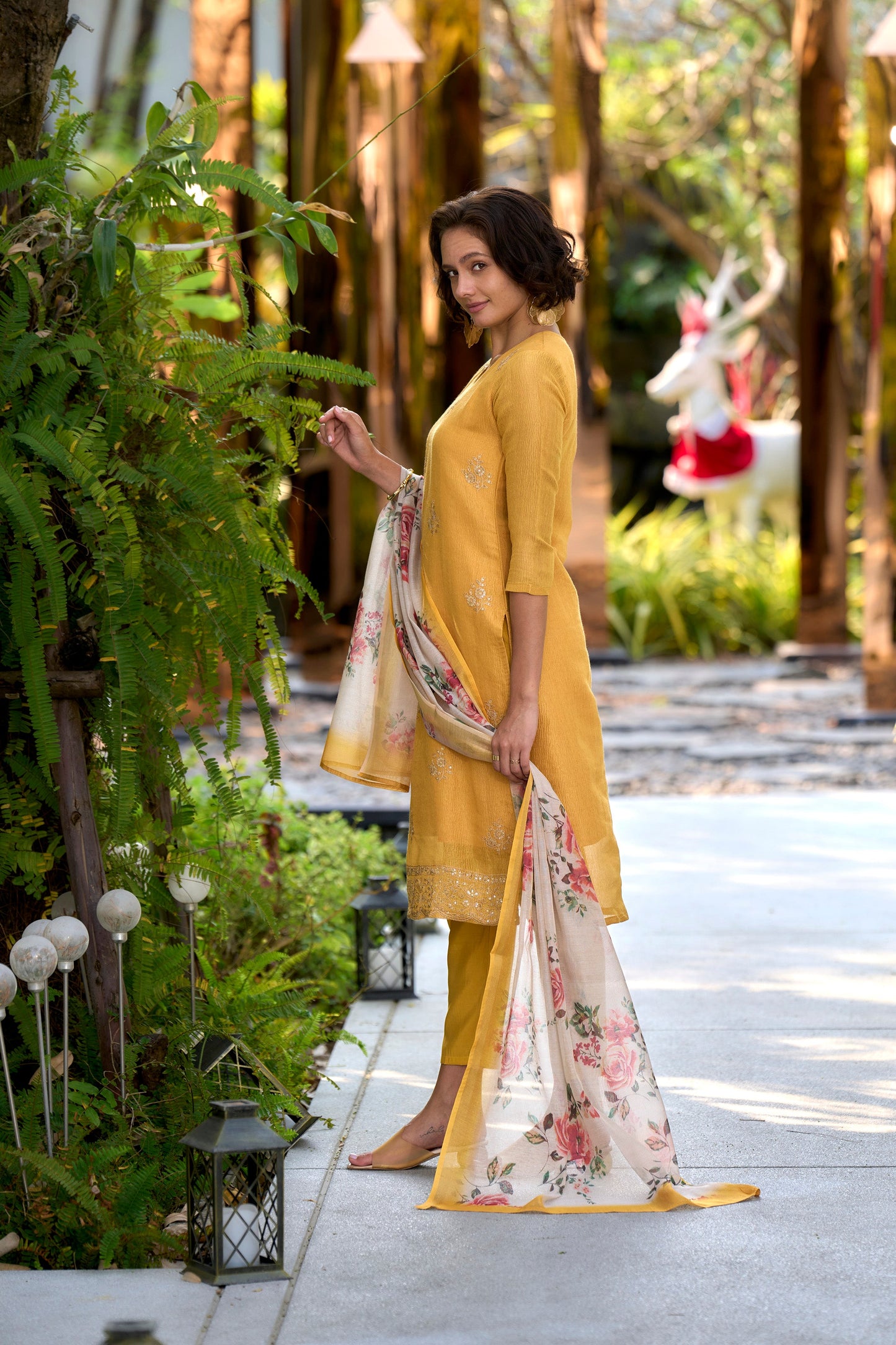 beautifully designed kurta set that seamlessly combines tradition with modern elegance.