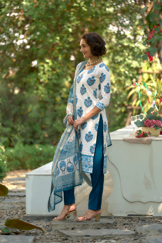Elevate your ethnic wardrobe with this beautifully designed kurta set