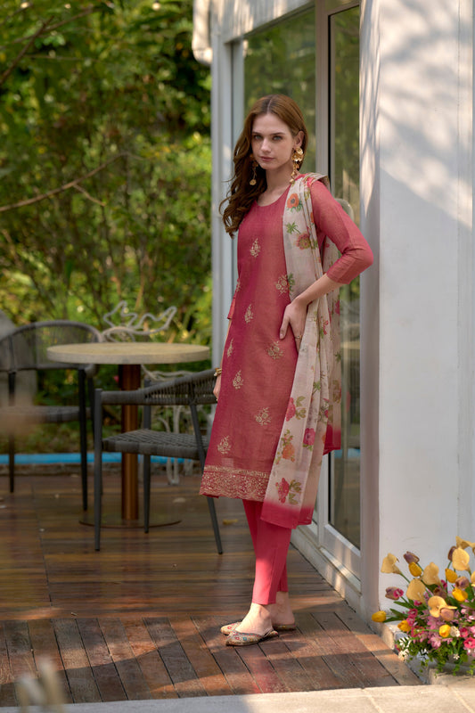beautifully designed kurta set that seamlessly combines tradition with modern elegance.