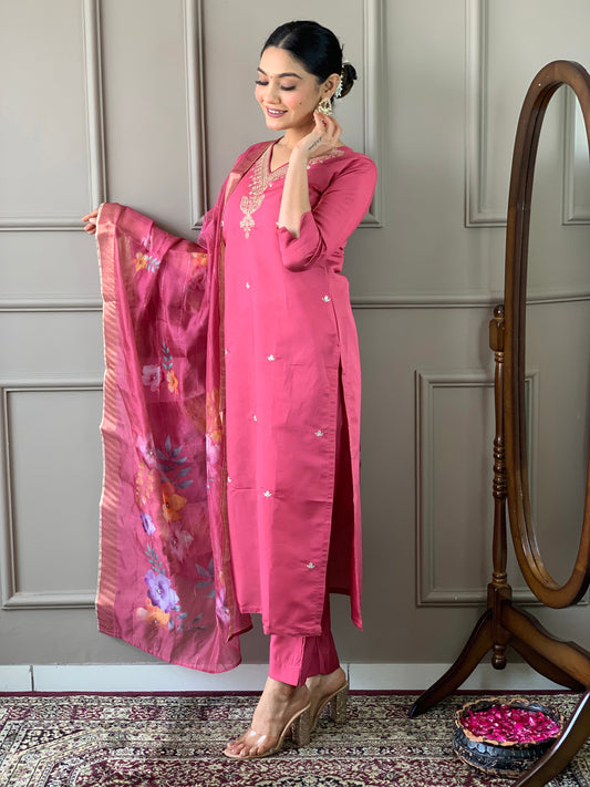 Elegent Beautifully designed that seamlessly combines tradition kurta set