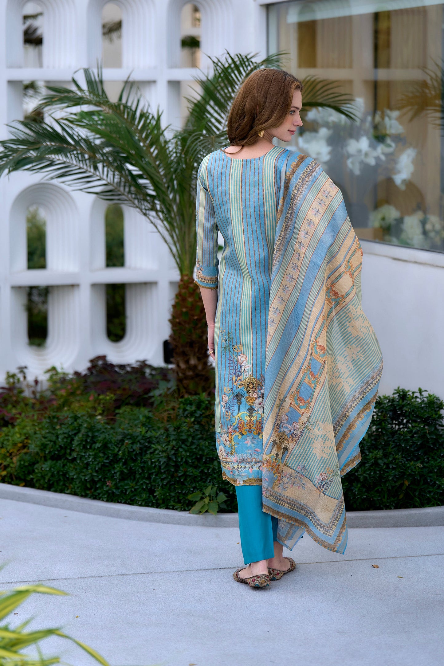 Elevate your ethnic wardrobe with this beautifully designed kurta set