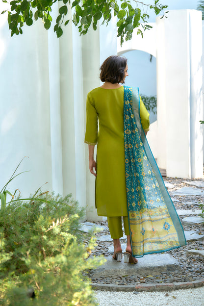 beautifully designed kurta set that seamlessly combines tradition with modern elegance.