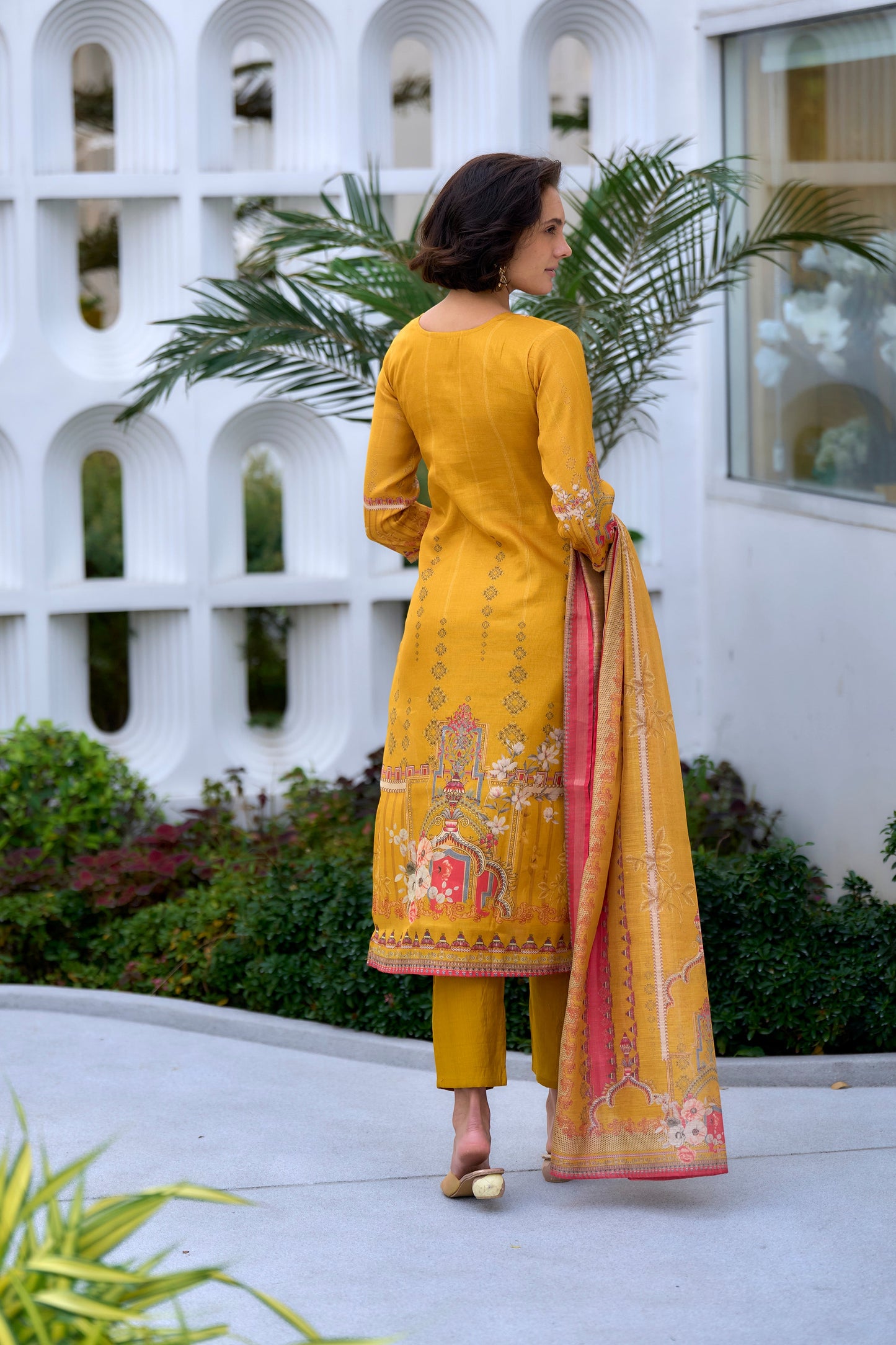 Elevate your ethnic wardrobe with this beautifully designed kurta set