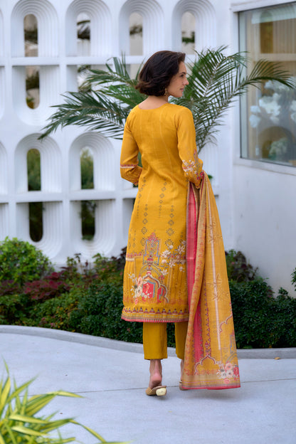 Elevate your ethnic wardrobe with this beautifully designed kurta set