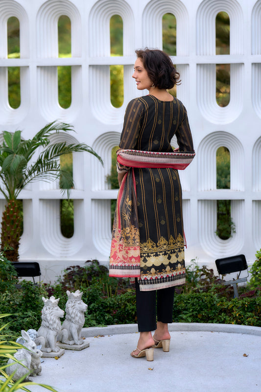 beautifully designed kurta set that seamlessly combines tradition with modern elegance.