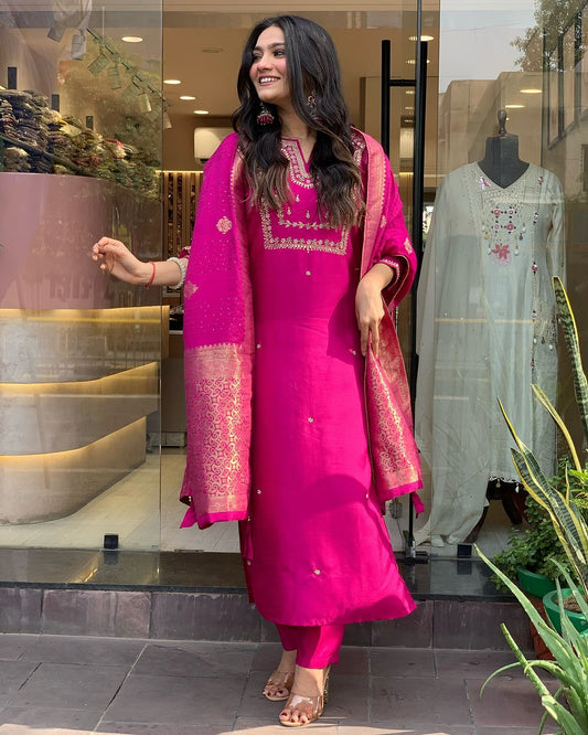 Elegent Beautifully designed that seamlessly combines tradition kurta set