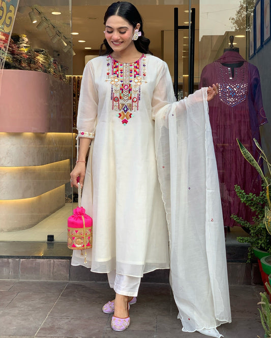 Elegent Beautifully designed that seamlessly combines tradition kurta set