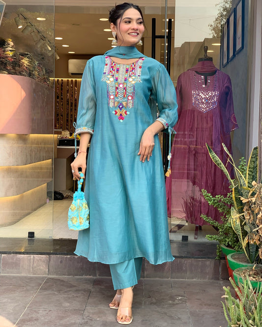Elegent Beautifully designed that seamlessly combines tradition kurta set